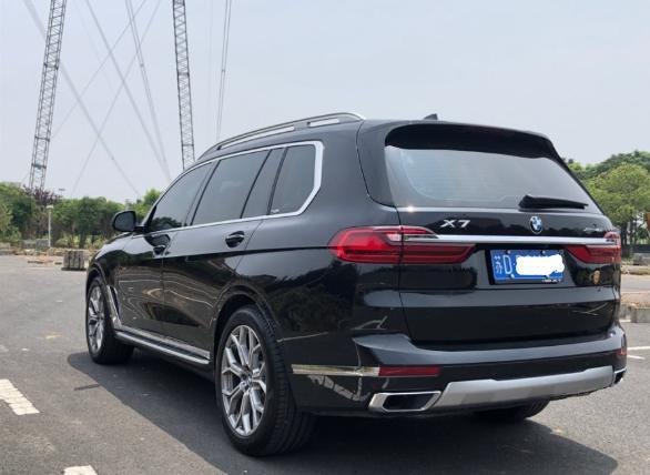 凯雷德遇上宝马x7 德系和美系的大型suv 造型不同难分高下 腾讯新闻