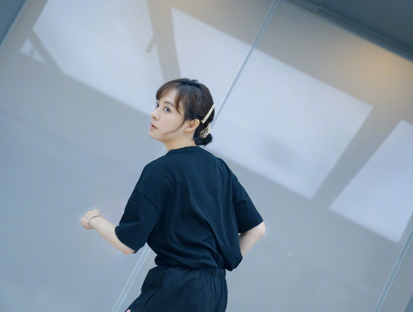 孙俪|孙俪再为角色剪发，伸手摸杨超越长发满是羡慕，动图暴露当妈后真实身材