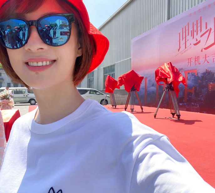 孙俪|孙俪再为角色剪发，伸手摸杨超越长发满是羡慕，动图暴露当妈后真实身材