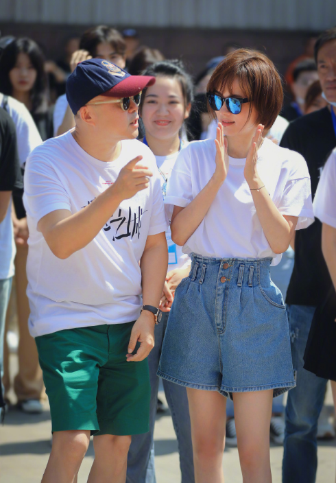 孙俪|孙俪再为角色剪发，伸手摸杨超越长发满是羡慕，动图暴露当妈后真实身材