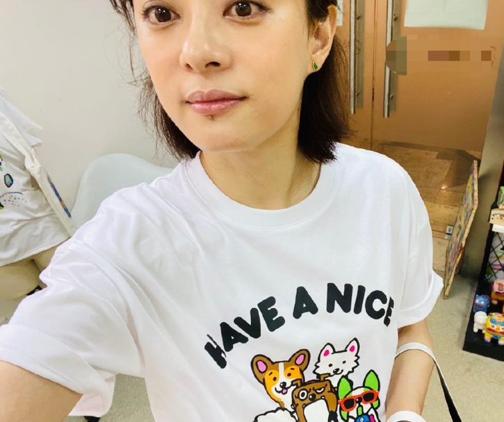 孙俪|孙俪再为角色剪发，伸手摸杨超越长发满是羡慕，动图暴露当妈后真实身材