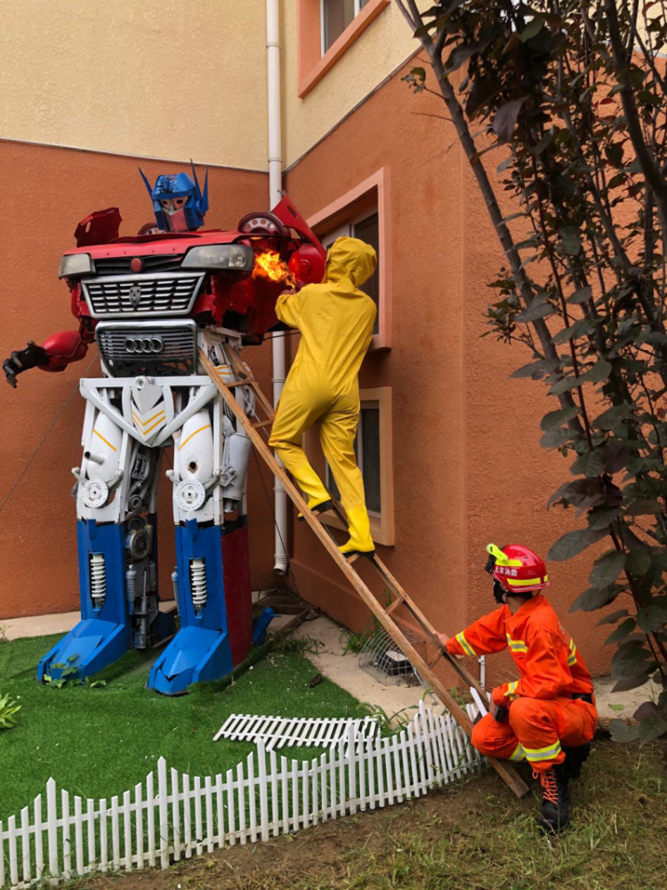 幼儿园|幼儿园的“擎天柱” 不料引来“大黄蜂”