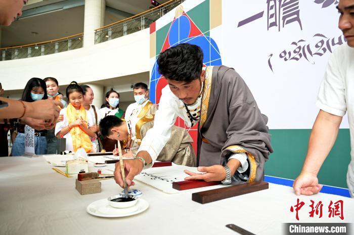 唐卡|50余幅精美唐卡亮相广西南宁 尽显藏文化魅力