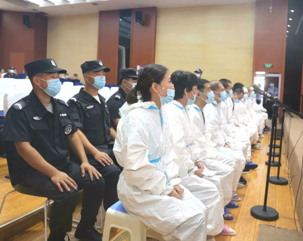 封丘法院依法庭审燕某某等15人参与涉黑案一审开庭