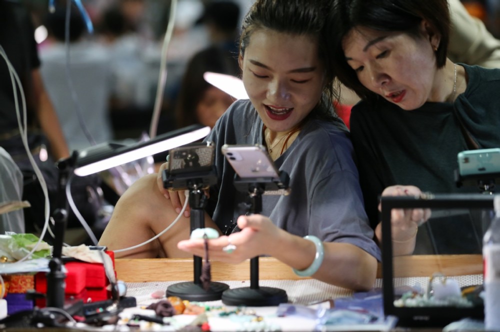 打卡我的小康生活翡翠直播助力边城瑞丽发展夜间经济红似火