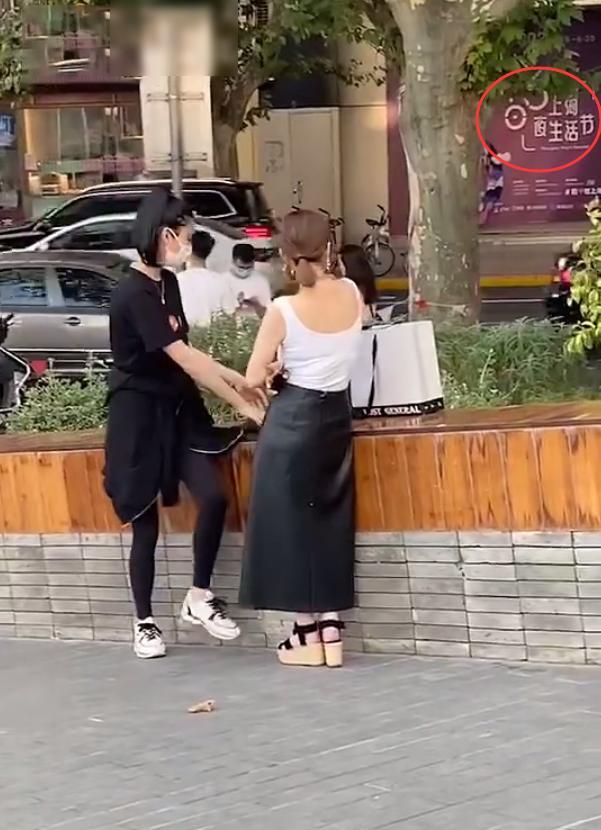 何猷君|网友偶遇奚梦瑶和好友逛街，已恢复超模身材，老公何猷君在家负责带儿子