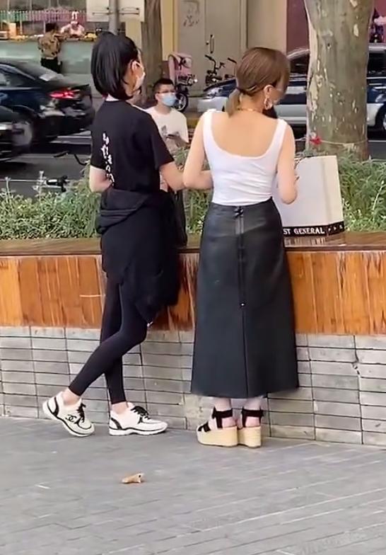 何猷君|网友偶遇奚梦瑶和好友逛街，已恢复超模身材，老公何猷君在家负责带儿子