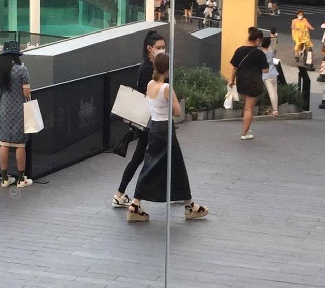 何猷君|网友偶遇奚梦瑶和好友逛街，已恢复超模身材，老公何猷君在家负责带儿子