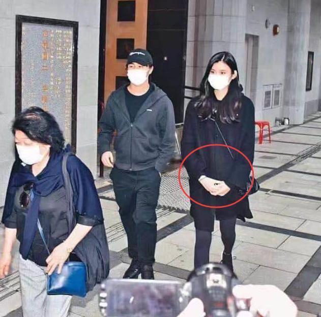 何猷君|网友偶遇奚梦瑶和好友逛街，已恢复超模身材，老公何猷君在家负责带儿子