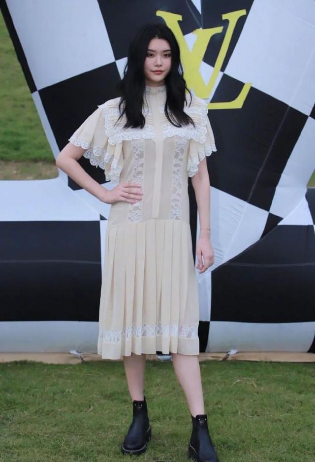 何猷君|网友偶遇奚梦瑶和好友逛街，已恢复超模身材，老公何猷君在家负责带儿子