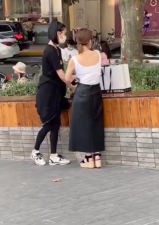 何猷君|网友偶遇奚梦瑶和好友逛街，已恢复超模身材，老公何猷君在家负责带儿子