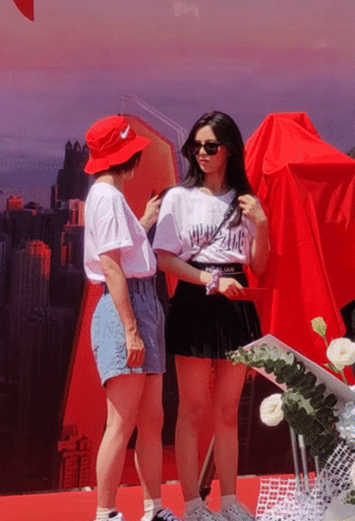 孙俪|孙俪再为角色剪发，伸手摸杨超越长发满是羡慕，动图暴露当妈后真实身材