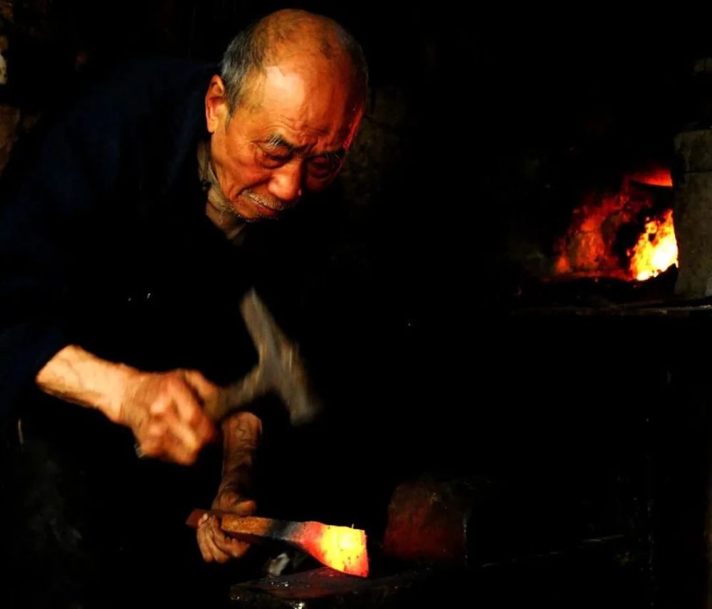 老铁匠的落寞与坚守