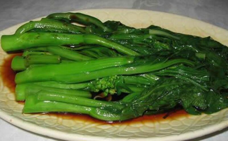 为什么饭店做的"凉拌青菜",又脆又绿又好吃,原来只需放点它!