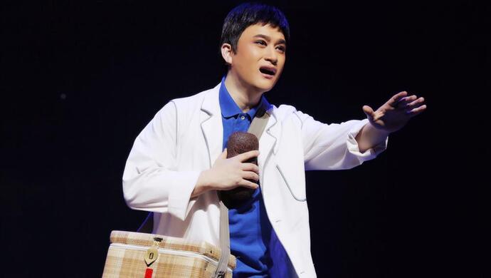 兰小草|这位医生每年匿名捐款2万元，坚持15年突然中断……他的故事变成了一出戏