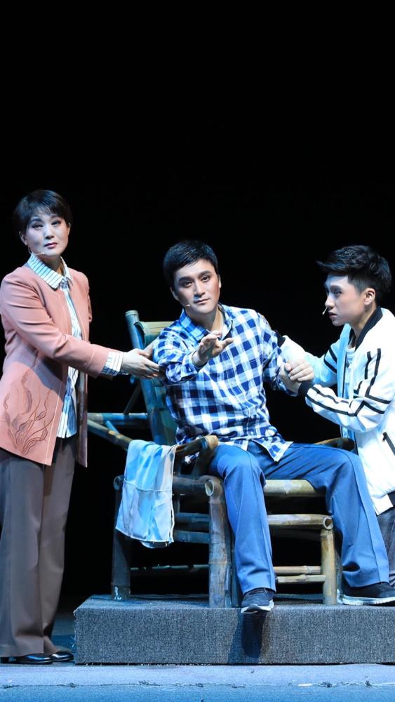 兰小草|这位医生每年匿名捐款2万元，坚持15年突然中断……他的故事变成了一出戏