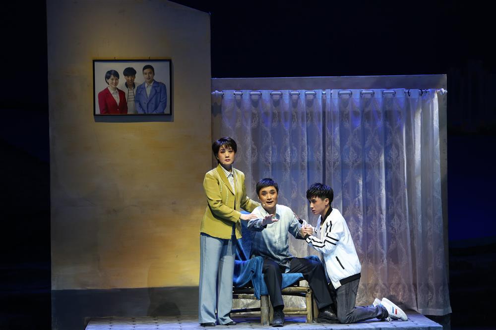 兰小草|这位医生每年匿名捐款2万元，坚持15年突然中断……他的故事变成了一出戏