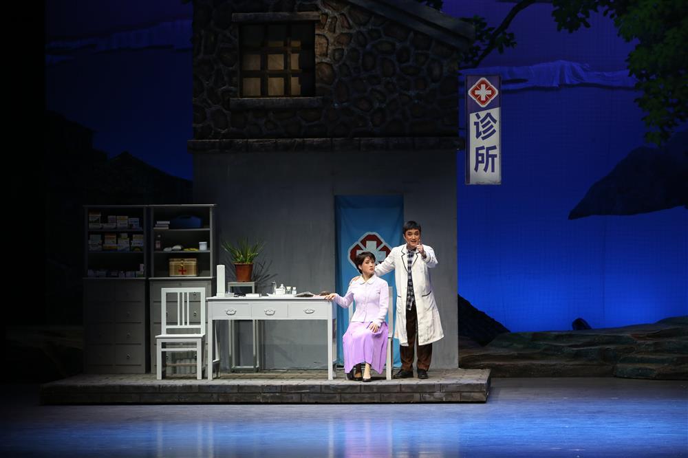 兰小草|这位医生每年匿名捐款2万元，坚持15年突然中断……他的故事变成了一出戏