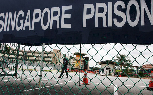 新加坡_社会|三鞭即昏厥，24鞭呢？英国华裔小哥贩毒遭遇新加坡最严苛刑罚