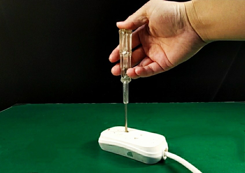 非常简单,拧开后面的笔帽,然后依次出现弹簧,氖管,大电阻!