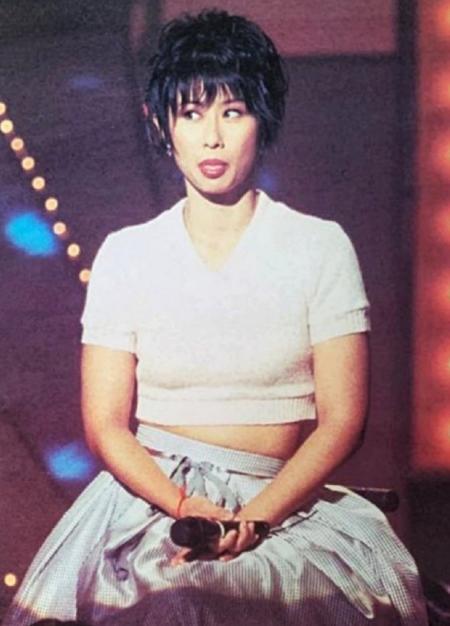 叶倩文|58岁叶倩文与小鲜肉亲密贴脸不避嫌，曾抢闺蜜老公，还甩过费翔？