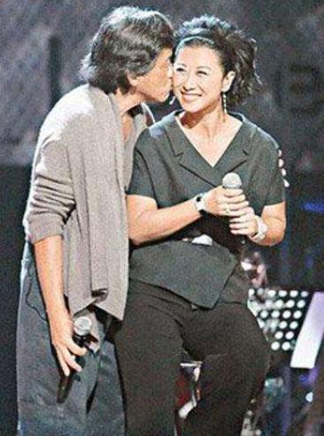 叶倩文|58岁叶倩文与小鲜肉亲密贴脸不避嫌，曾抢闺蜜老公，还甩过费翔？