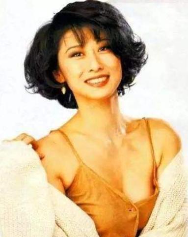 叶倩文|58岁叶倩文与小鲜肉亲密贴脸不避嫌，曾抢闺蜜老公，还甩过费翔？