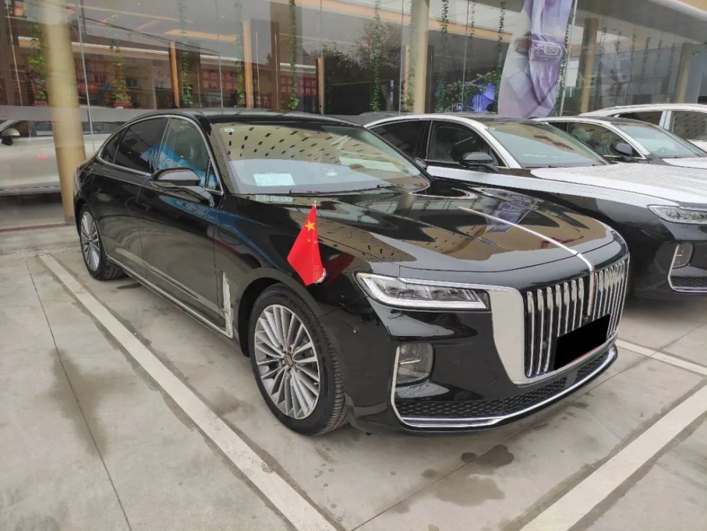 山东某地现身挂国旗的黑色红旗h9这气场连奔驰s级都没法比