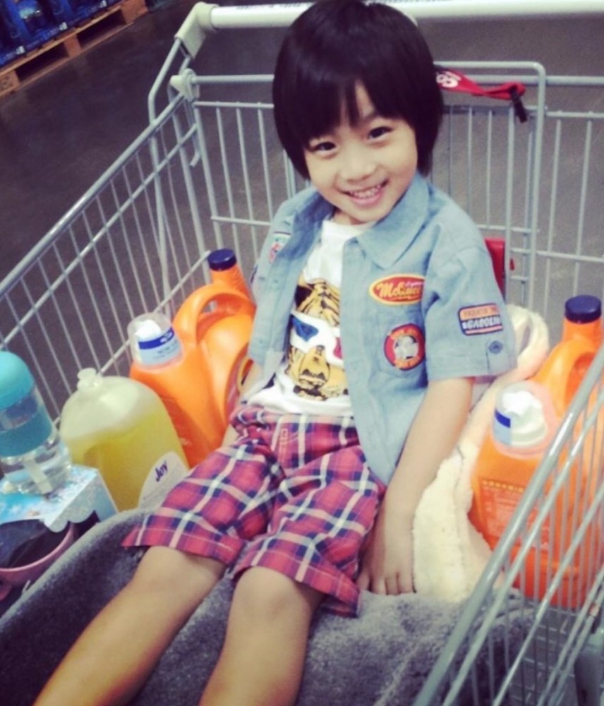 林志颖妈妈如愿拍全家照,11岁kimi高冷又懂事,7年都是同样发型