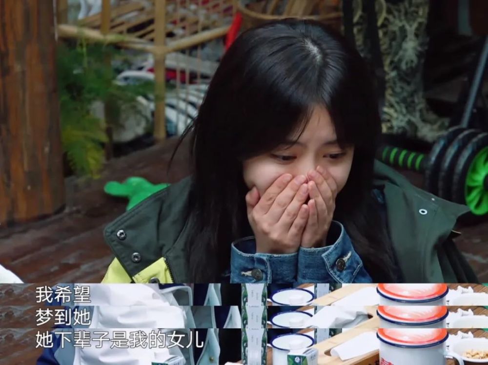 谭松韵|谭松韵妈妈去世一年多，何炅还是不放心这位妹妹，默默帮助太暖心