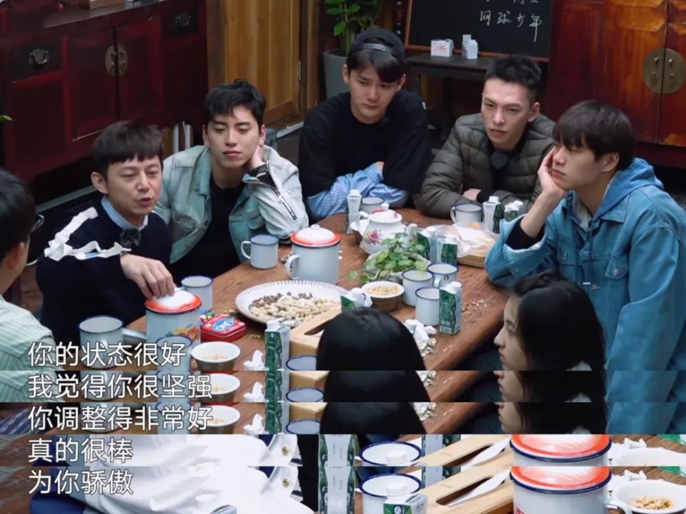 谭松韵|谭松韵妈妈去世一年多，何炅还是不放心这位妹妹，默默帮助太暖心