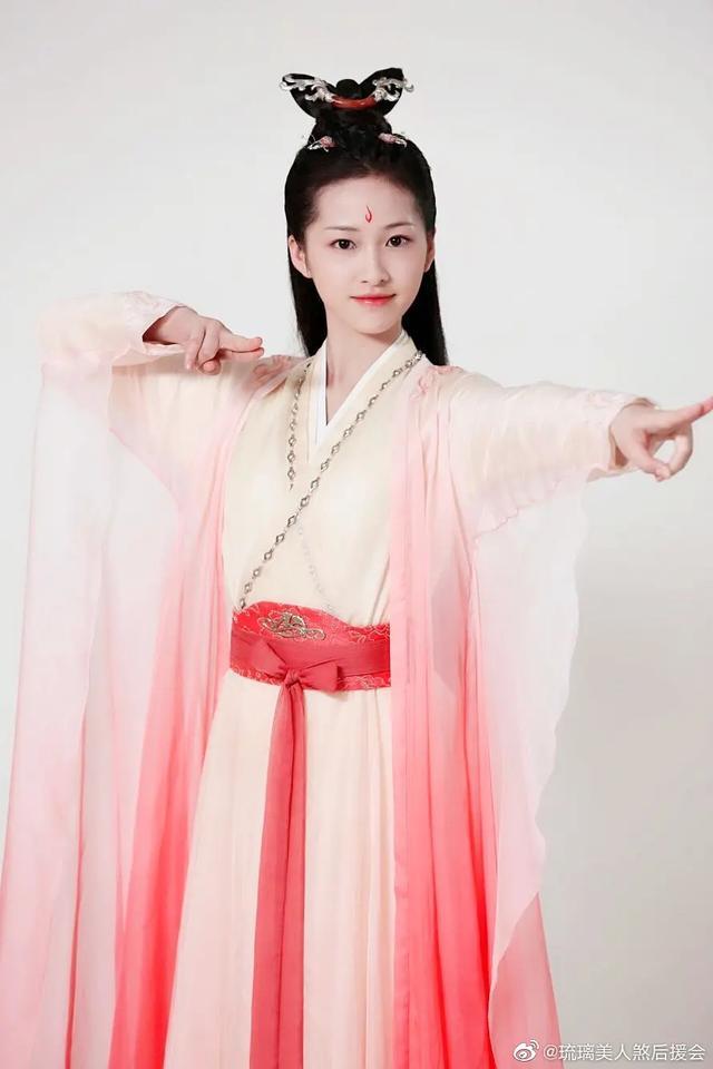 小银花的扮演者杨肸子曾在直播中爆料,说小银花单恋