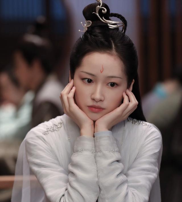 小银花的扮演者杨肸子曾在直播中爆料,说小银花单恋