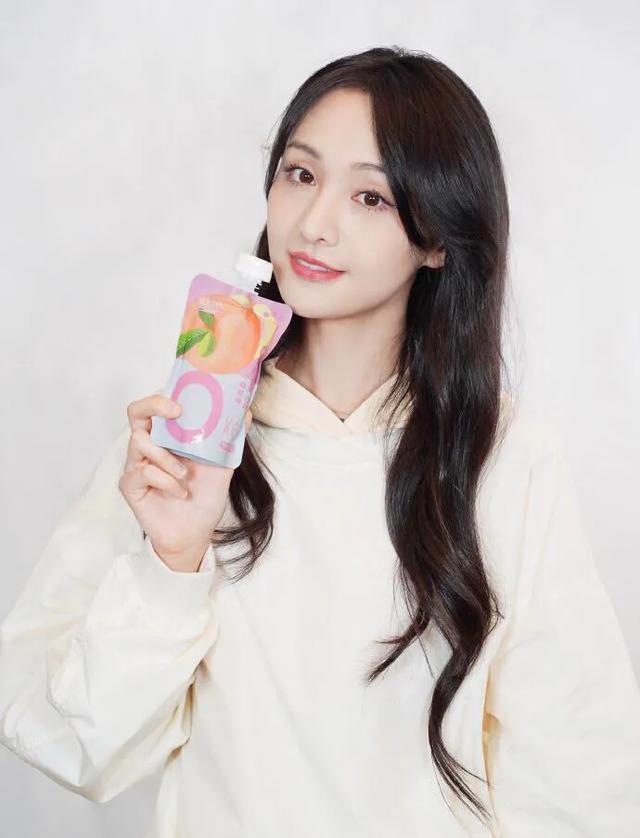 唐嫣|唐嫣被投资方明踩？何炅义气帮谭松韵？郑爽谈片酬狮子大开口了吗