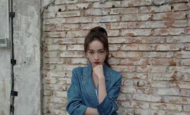 唐嫣|唐嫣被投资方明踩？何炅义气帮谭松韵？郑爽谈片酬狮子大开口了吗