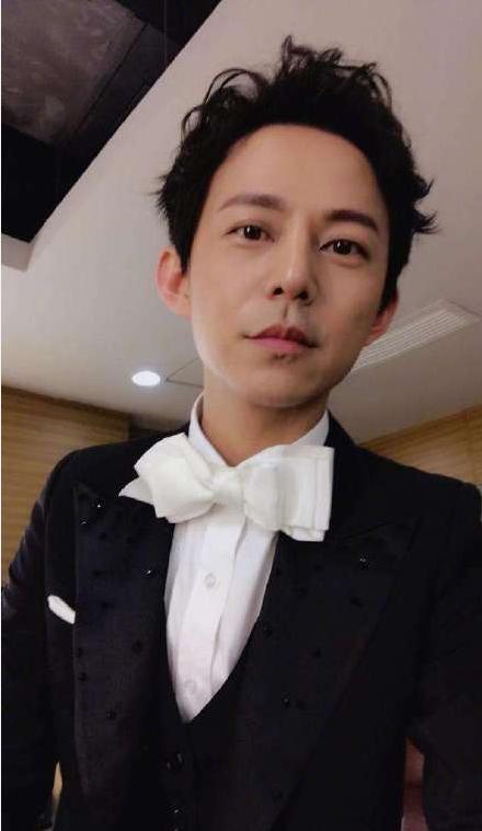 唐嫣|唐嫣被投资方明踩？何炅义气帮谭松韵？郑爽谈片酬狮子大开口了吗