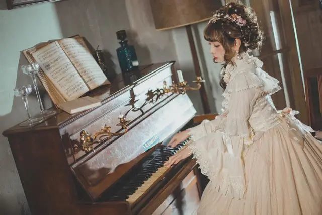 青木美沙子|甜美魅惑娃娃脸，30万lo娘总教头，凭一张不长皱纹的脸火到漫画圈