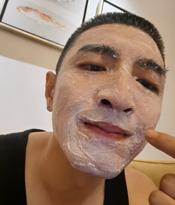 金瀚变身精致男孩深夜敷面膜晒照问粉丝涂匀没网友你吓唬谁呢