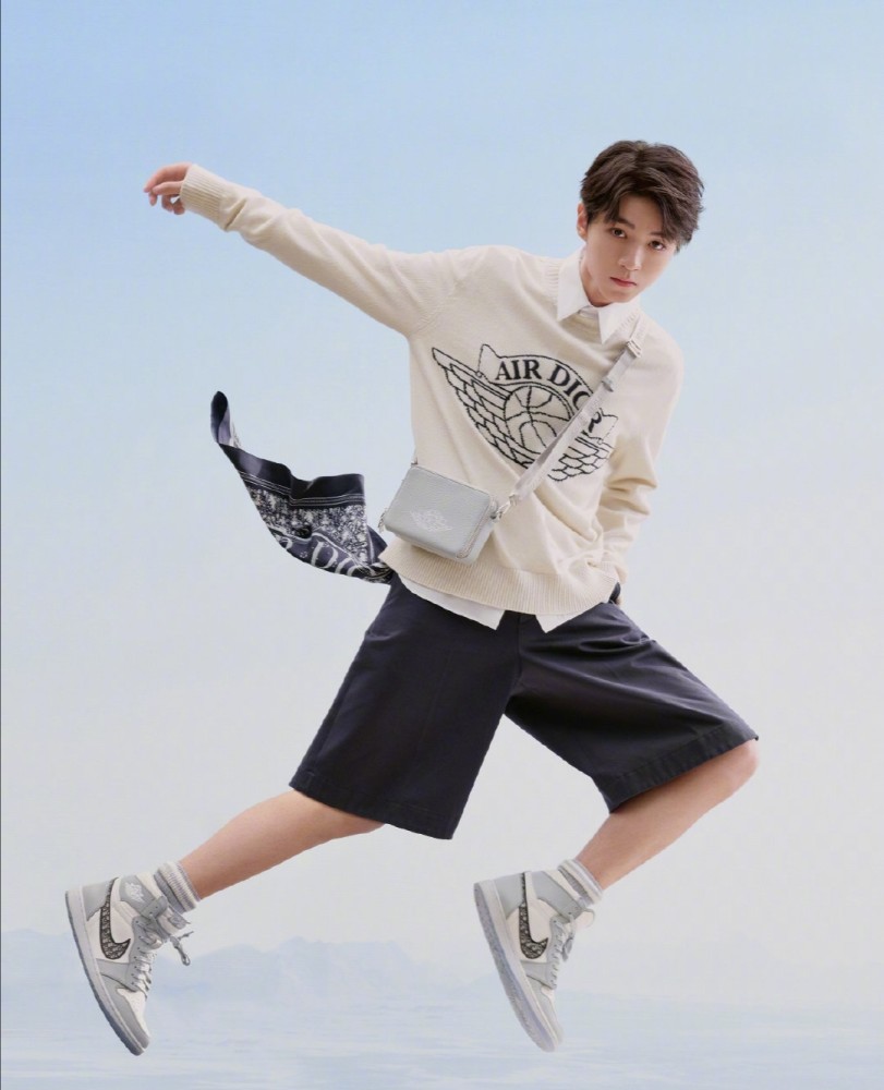 王俊凯运动风穿搭——休闲清爽,活力四射