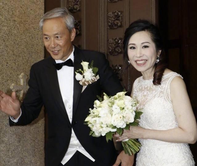 要知道,陈荣峻的上一任妻子郑安丽就是因病在2010年年尾去世.