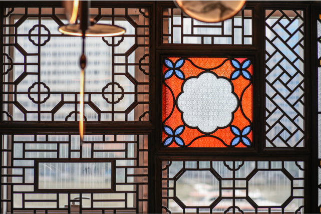 花窗装置,成为设计中的灵窍,映衬,虚实,曲直,开合中隐显出岭南风韵,既