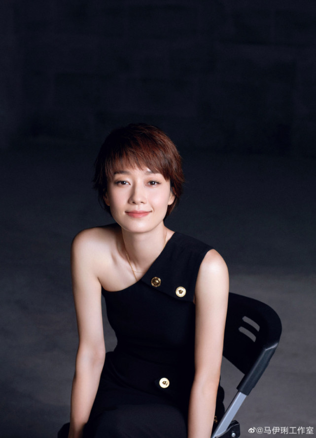 马伊琍晒怼脸自拍大秀逆龄肌肤灰绿挂耳染短发造型酷飒十足