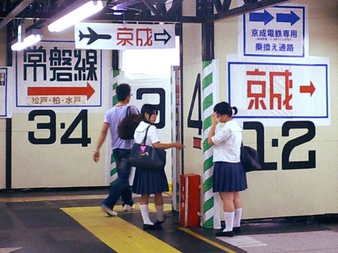 胶带|保安大叔火了！用胶带搞设计，地铁站秒变网红打卡胜地