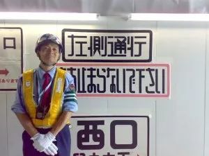 胶带|保安大叔火了！用胶带搞设计，地铁站秒变网红打卡胜地