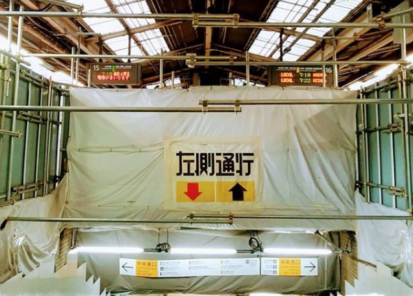 胶带|保安大叔火了！用胶带搞设计，地铁站秒变网红打卡胜地