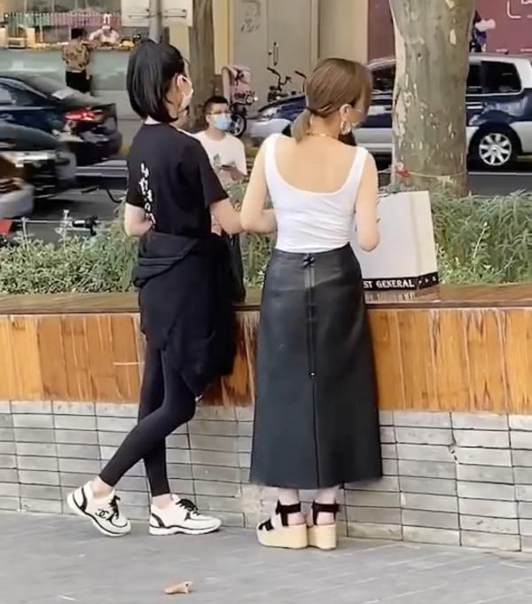 奚梦瑶|奚梦瑶与闺蜜上海逛街：打扮时尚，随意坐花坛边十分接地气