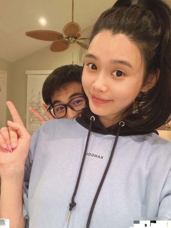 奚梦瑶|奚梦瑶与闺蜜上海逛街：打扮时尚，随意坐花坛边十分接地气