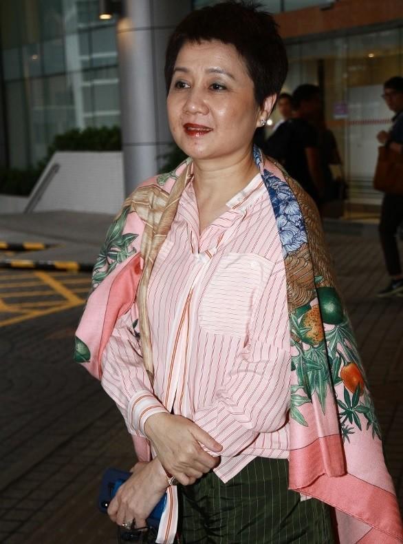 奚梦瑶|奚梦瑶与闺蜜上海逛街：打扮时尚，随意坐花坛边十分接地气