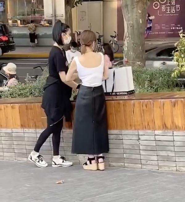 奚梦瑶|奚梦瑶与闺蜜上海逛街：打扮时尚，随意坐花坛边十分接地气