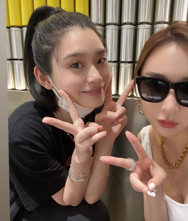 奚梦瑶|奚梦瑶与闺蜜上海逛街：打扮时尚，随意坐花坛边十分接地气